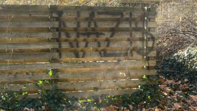 The word "NAZI" It can be seen on the fence outside Emanuel's vacation home in Michigan.