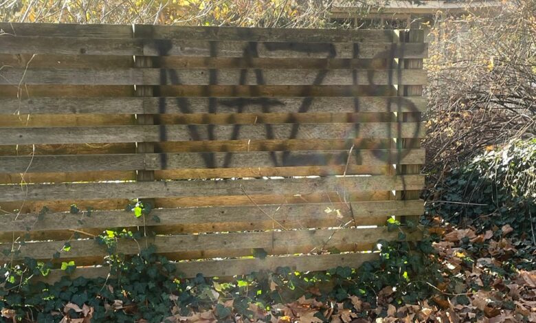 The word "NAZI" It can be seen on the fence outside Emanuel's vacation home in Michigan.