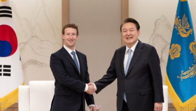 Metaa CEO Mark Zuckerberg shakes hands with South Korean President Yoon Suk Yeol during his visit to Seoul on Feb. 29, 2024.