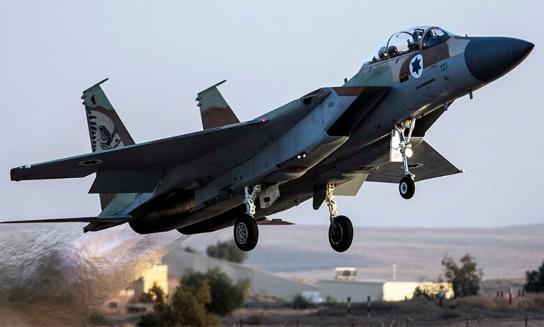 An Israeli air force F-15I fighter jet takes off during an air force pilots' graduation ceremony at Hatzerim air base in southern Israel December 26, 2013. REUTERS/Nir Elias (ISRAEL - Tags: MILITARY TRANSPORT) - GM1E9CR01JM01