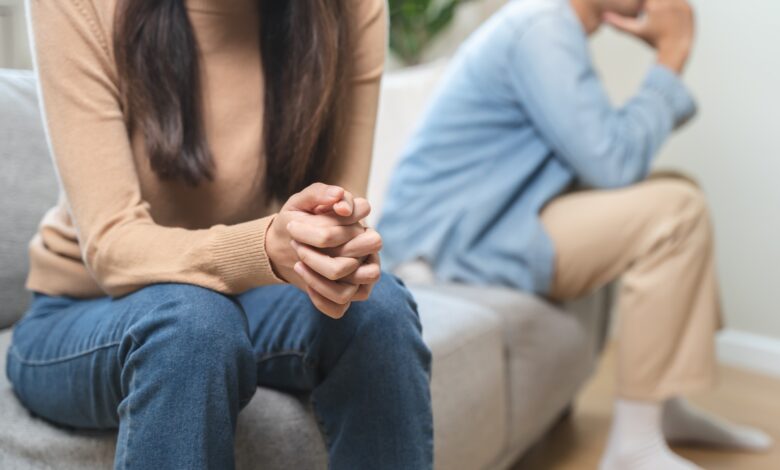 How do I tell my estranged aunt about my dying father?