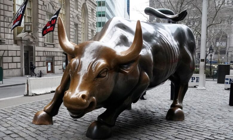 Statue of the Charging Bull on Wall Street, New York City, indicating a forecast of a big payday for bankers