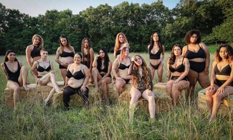 Vanesa Martín with a group of women, all dressed in black, posing for a photo