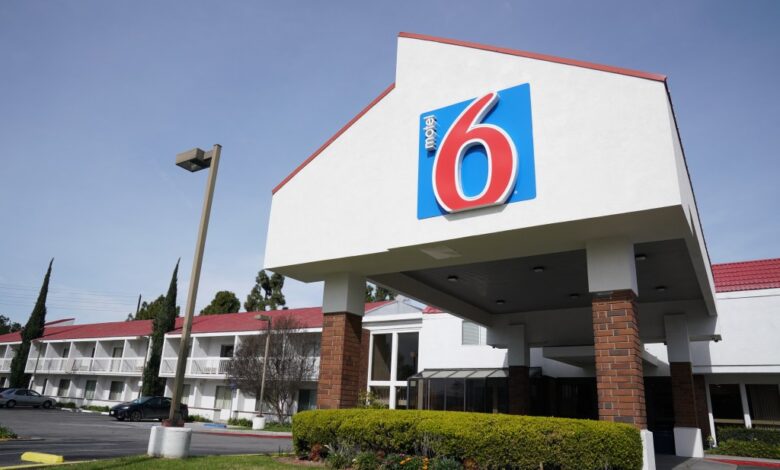 The front of a Motel 6.