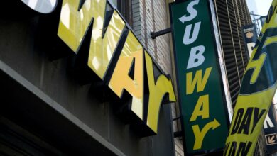 Subway accused of shorting customers on meat in sandwiches: lawsuit