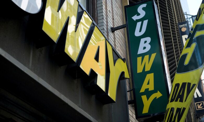 Subway accused of shorting customers on meat in sandwiches: lawsuit