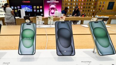 iPhone 15 and iPhone 15 Plus models displayed in an Apple Store.