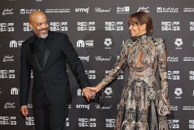 GettyImages-1838129430-Van-Hunt-Halle-Berry