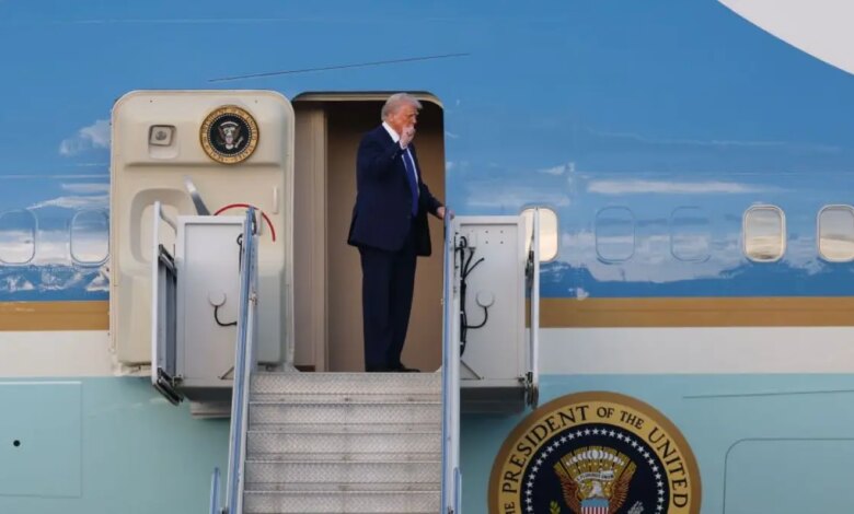 Donald Trump waves from Air Force One