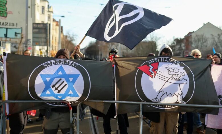 Demonstrators in Leipzig hold signs in protest of antisemitism.
