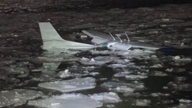 A Cessna 172 aircraft crashed in the Hudson River, surrounded by chunks of ice.