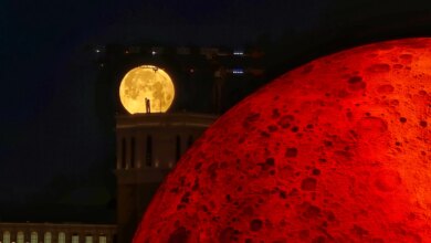 Total lunar eclipse creates blood moon to delight of onlookers