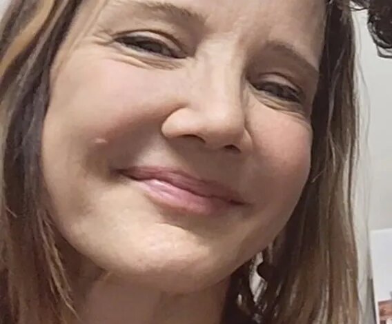 Laura Pinho smiling at the camera.